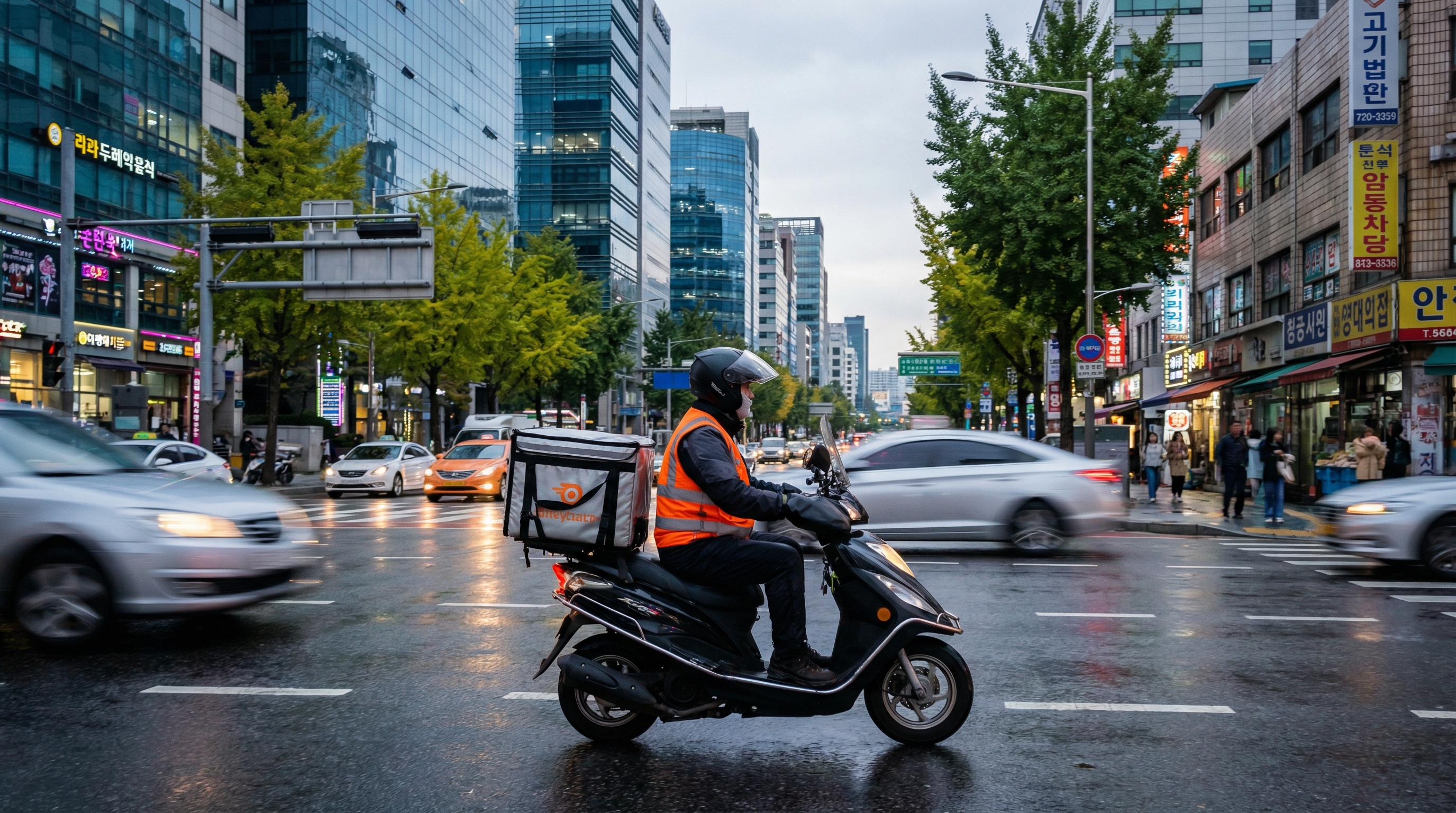 도로 위를 달리는 퀵서비스 기사의 모습