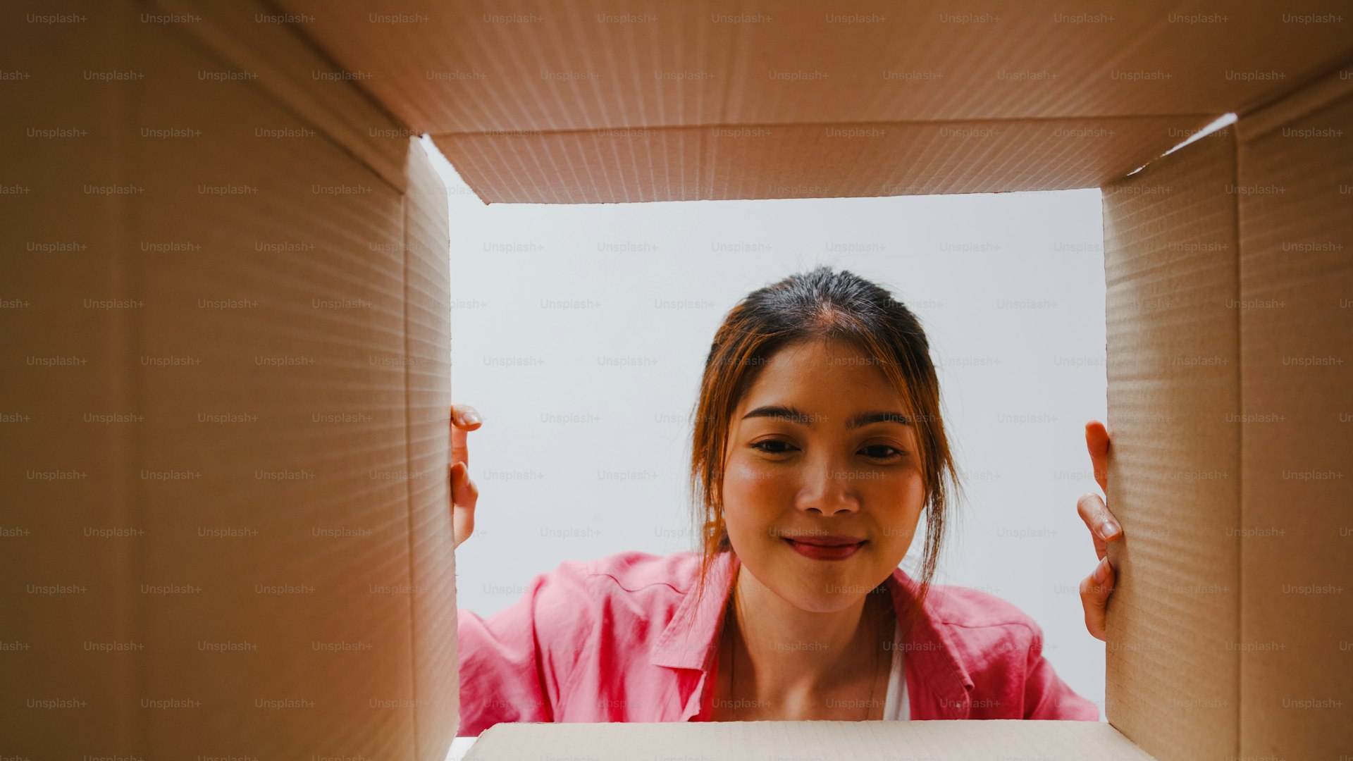 퀵서비스로 선물을 전달받는 행복한 모습